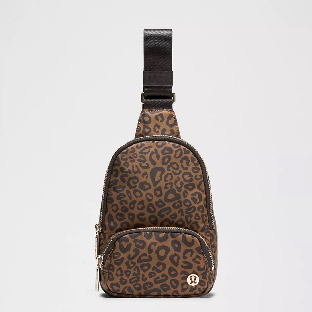 Lululemon Everywhere Sling Bag Small 2L- Leopardo Shift Desert Khaki Multi